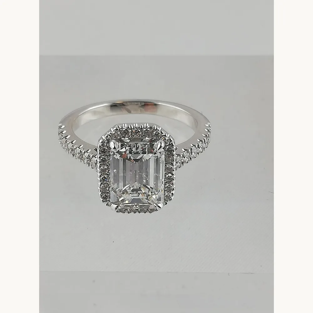 Bague diamant taille emeraude d'environ deux carats a Cannes