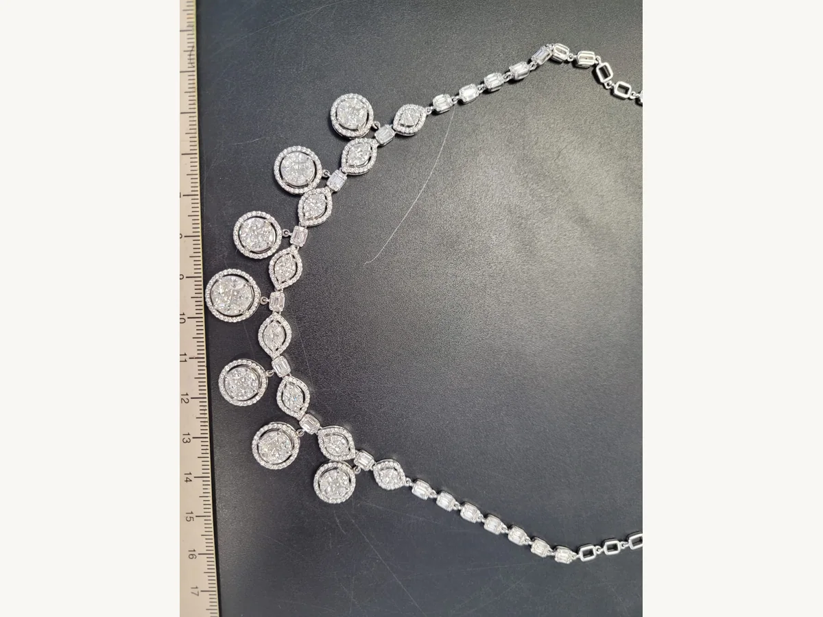Collier diamant presente pour expertise et rachat - Cannes
