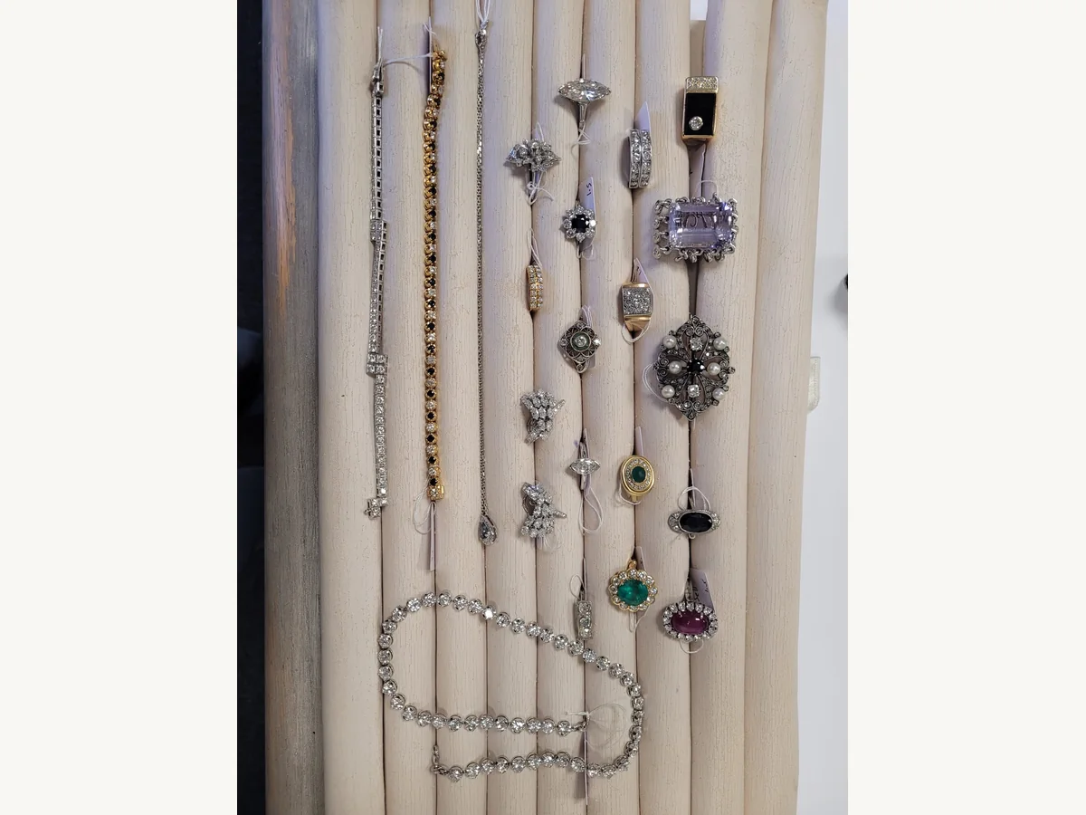 Colliers et pendentifs en diamants avant evaluation a Cannes