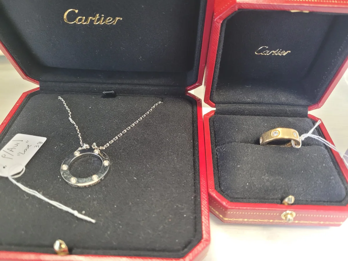 Bijoux Cartier en ecrins rouges pour evaluation de maison signee - Cannes